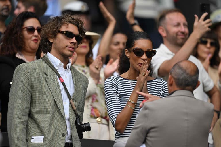 Elias Becker junto con Lilian: hijo y novia de Becker, invitados por Djokovic a Wimbledon