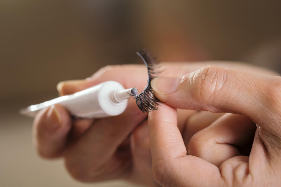 El número de casos de dermatitis por contacto ha aumentado por la utilización errónea de cosméticos que contienen acrilatos. (Foto: Getty)