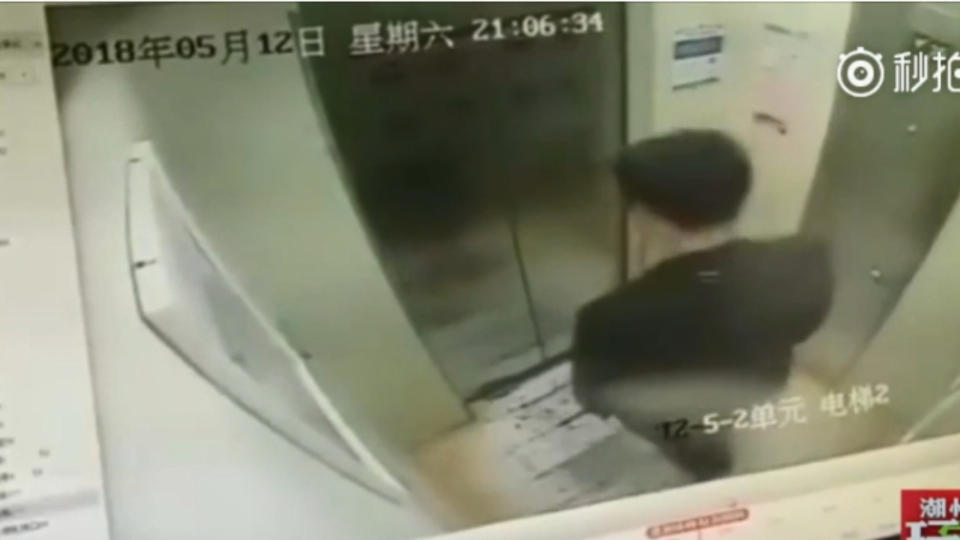 男子在電梯裡狂跳。圖／翻攝自秒拍
