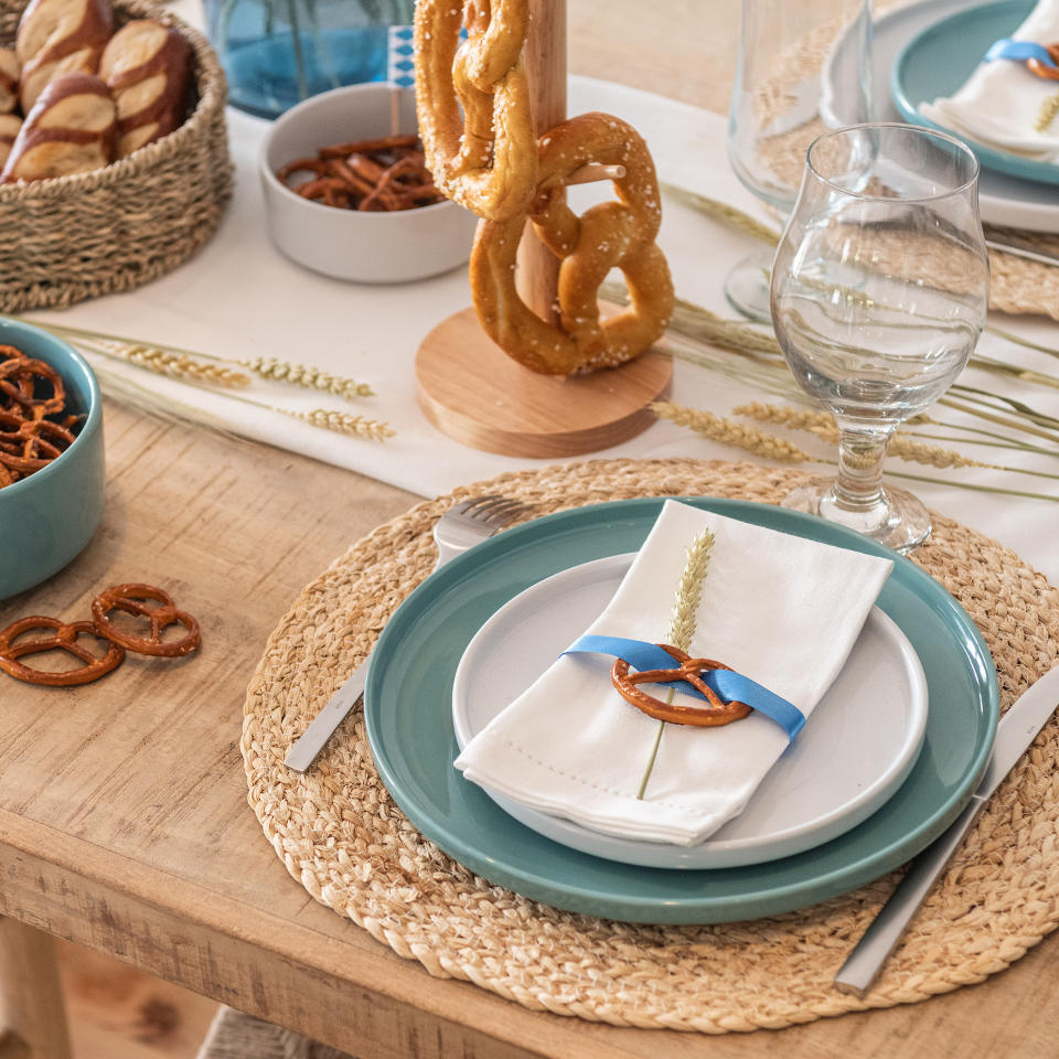 <p>Maisons du Monde, 10,50 € au lieu de 21,54 €</p><br><a href="https://www.maisonsdumonde.com/FR/fr/p/assiette-a-dessert-en-gres-bleu-clair-essentiel-236325.htm" rel="nofollow noopener" target="_blank" data-ylk="slk:Acheter;elm:context_link;itc:0;sec:content-canvas" class="link ">Acheter</a>