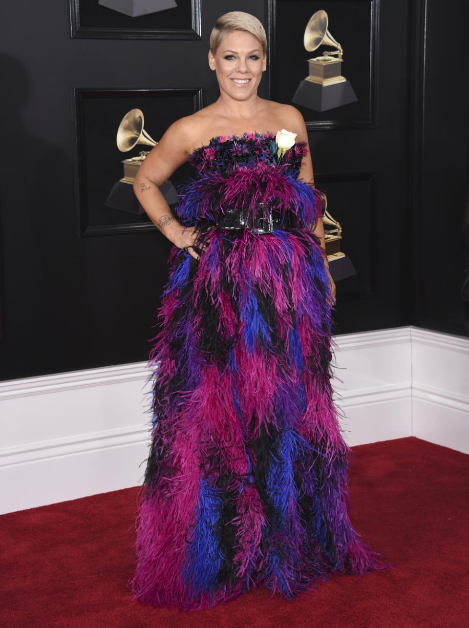 <p>Sängerin Pink trug ebenfalls Armani Privé, konnte allerdings keine so glamouröse Wirkung erzielen wie Lady Gaga – dazu erinnerte sie ein wenig zu sehr an Tiffy aus der Sesamstraße. Auch zu sich selbst bildete Pink bei den Grammy Awards 2018 einen bemerkenswerten Kontrast. Denn als sie … (Bild: AP) </p>