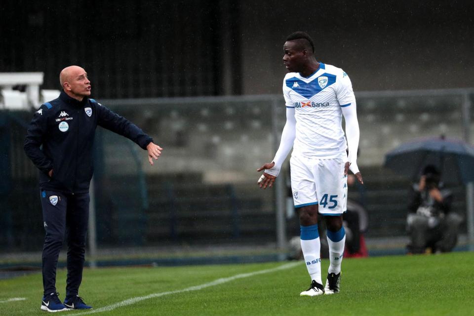 El técnico del Brescia Eugenio Corini (izquierda) dialoga con su delantero Mario Balotelli durante un partido de la Serie A italiana ante Verona, el domingo 3 de noviembre de 2019, en el estadio Bentegodi de Verona. (Simone Venezia/ANSA vía AP)