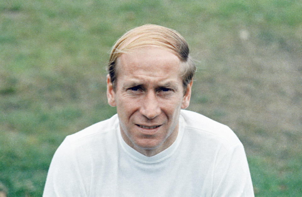 ARCHIVO - Bobby Charlton, capitán de la selección Inglaterra y del Manchester United, posa en esta foto de 1971. Charlton falleció el sábado 21 de octubre de 2023. Tenía 86 años de edad. (AP Foto/Archivo)