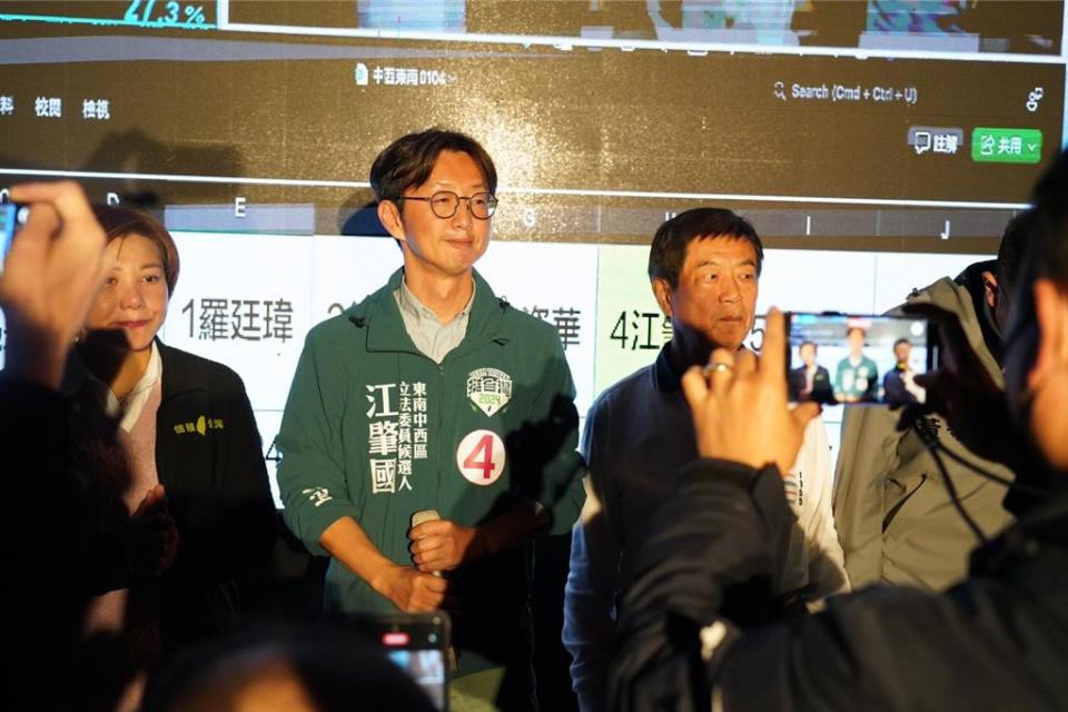 台中立委六選區（中、西、東、南區）民進黨候選人江肇國（左二），13日晚間發表敗選談話，他語帶沙啞及哽咽向鄉親致歉，並向當選的國民黨候選人羅廷瑋喊話：「地方的未來，接下來就交代你了」。（江肇國競總提供／陳淑芬台中傳真）