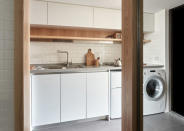 <p>El apartamento tiene una cocina muy funcional en la que incluso hay espacio para un pequeño lavavajillas.<br>Foto: Facebook/Little Design </p>