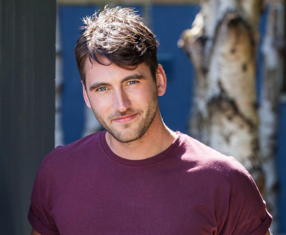 jacob roberts as damon kinsella in hollyoaks