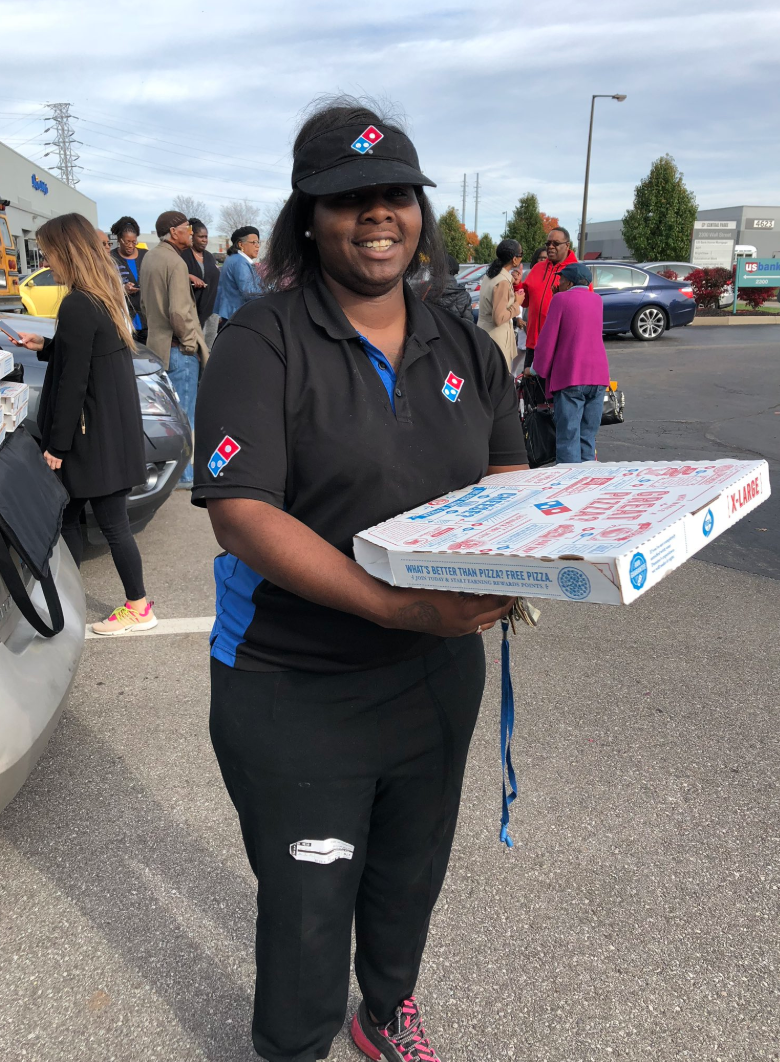 A Domino’s delivery woman hands out free pizzas at a polling station. Through the nonprofit Pizza to the Polls, more than 10,000 pizzas were donated nationwide. (Photo: Twitter@Cynthia_Kearns)