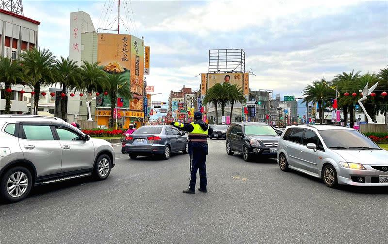 因應連假，花縣警也在重要幹道、易壅塞路段、各觀光景點等處所進行交通疏導。（圖／翻攝畫面）