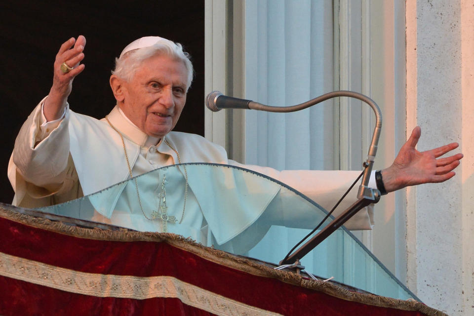 Les derniers mots du pape : "Je ne suis plus pape", lance-t-il avant de se reprendre. "Je ne serai plus pape mais seulement un pèlerin qui entame l'ultime étape de son pèlerinage sur terre". "Avec toutes mes forces je voudrais continuer de travailler pour le bien de l'Eglise et le bien du monde" (...) "Du fond du coeur, vous avez ma bénédiction". VINCENZO PINTO/AFP