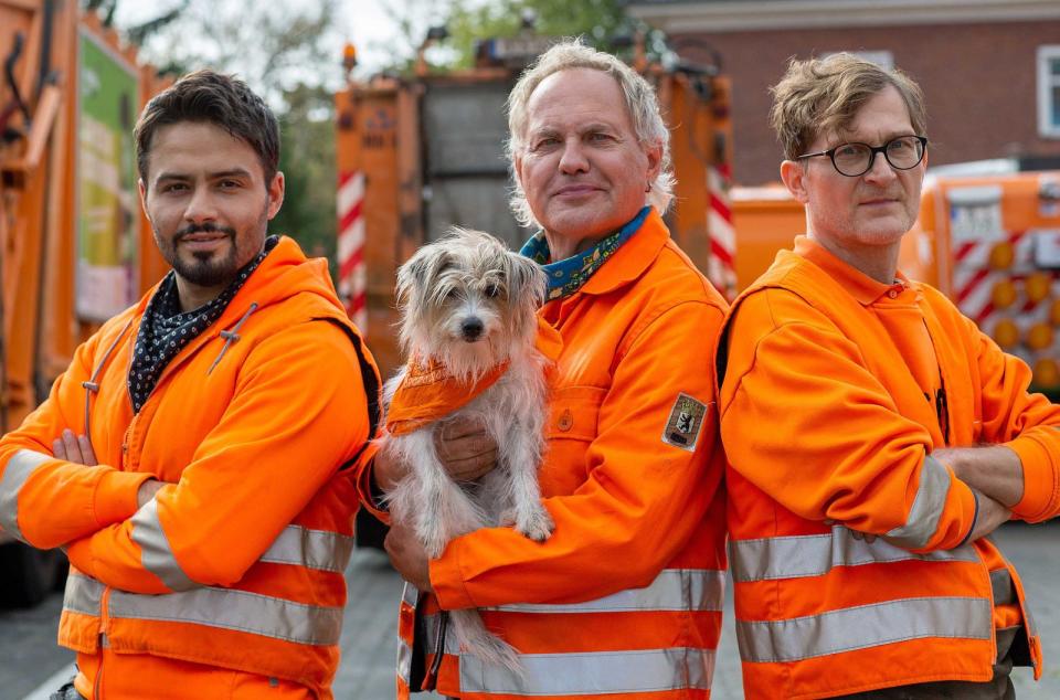 Mit seinen Kollegen Tarik (Aram Arami, links) und Ralle (Jörn Hentschel, rechts) räumt Werner (Uwe Ochsenknecht) nicht nur den Müll der Berliner weg - er ist auch zur Stelle, wenn es irgendwo brennt. "Die drei von der Müllabfuhr - Zuggut für die Tonne" ist am Freitag, 14. August, 20.15 Uhr, im Ersten zu sehen. (Bild: ARD Degeto / Hagen Bogdanski)