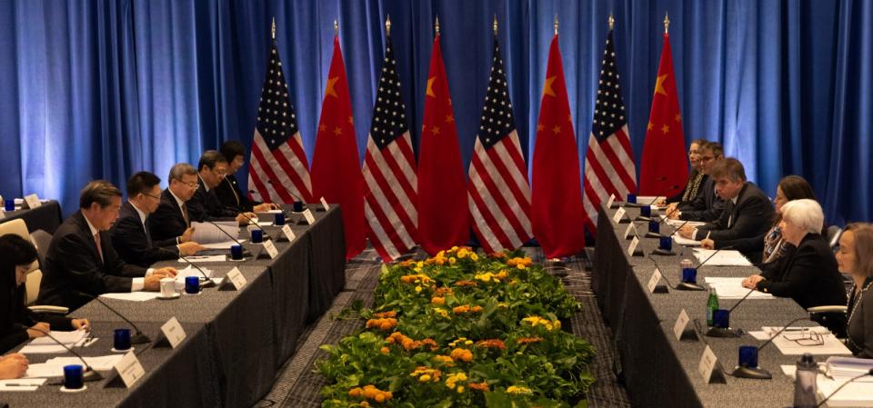 美國財政部長葉倫2023.11.9在舊金山與中國國務院副總理何立峰會談。路透社