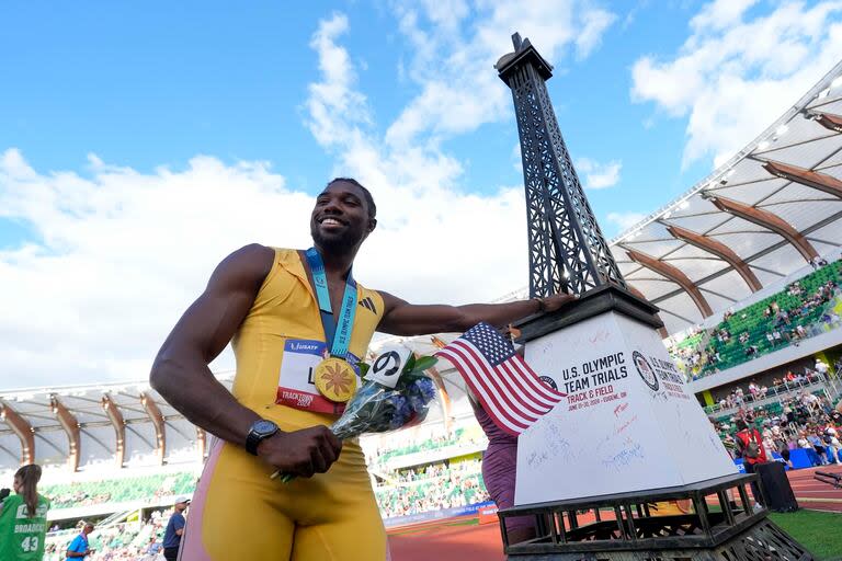 Noah Lyles festeja tras ganar la final de 200 metros planos en el Preolímpico estadounidense; es favorito en 100m. libres en París