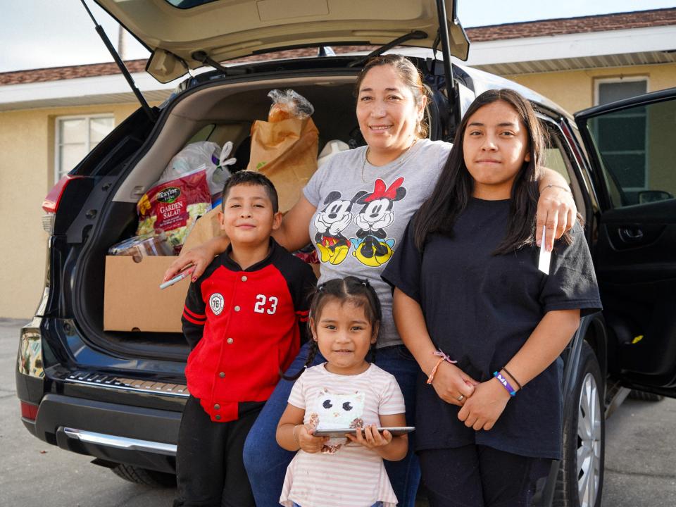 Every week, Cindy and her sister carpool to a nearby food pantry distribution centre in Tampa Bay to help feed their families