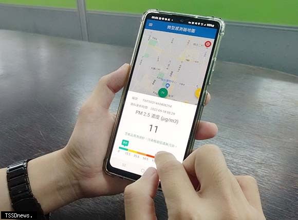 南市環保局「臺南環保通APP」新增空氣品質指標及微型感測器地圖查詢服務，透過手機出門前就能掌握周遭空氣品質狀況。（記者李嘉祥攝）