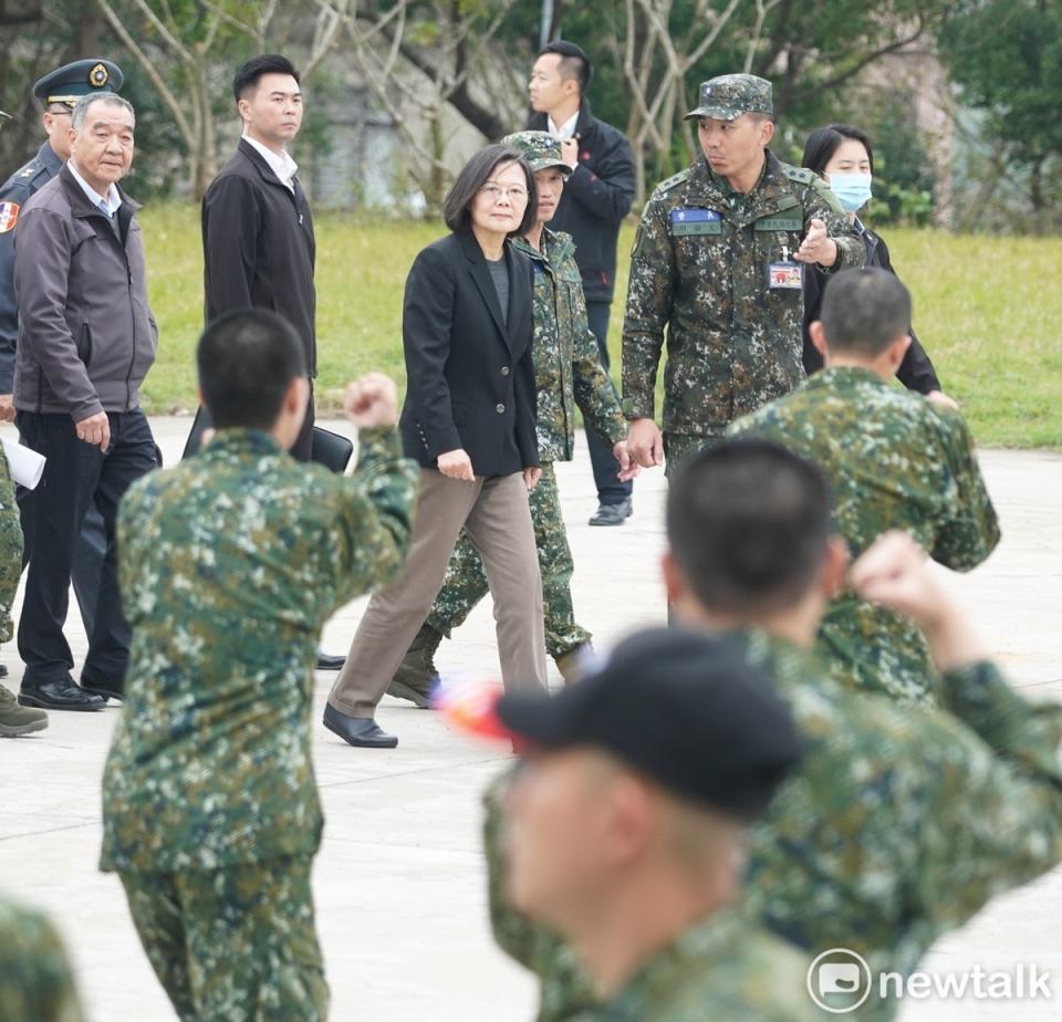  總統蔡英文到新竹犁頭山營區視導正在接受新兵訓練的新兵。 圖：張良一攝 