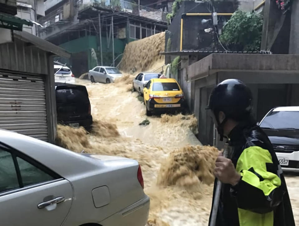 ▲基隆上午受到暴雨襲擊，多處傳出積水災情。（圖／翻攝自臉書「爆料公社」）