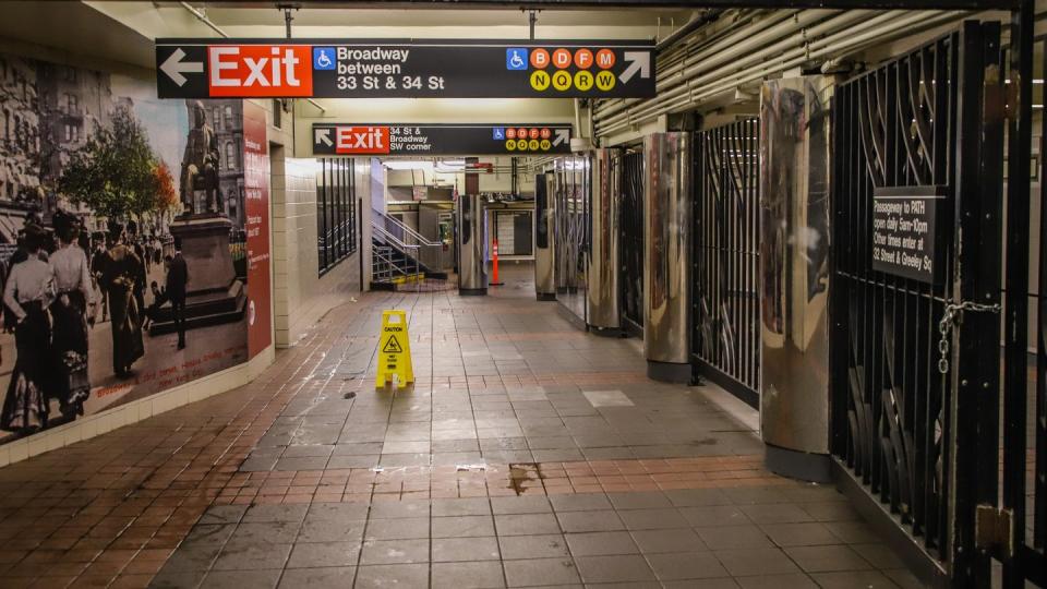 Die sonst von unzähligen Menschen bevölkerte U-Bahn in New York ist menschenleer.