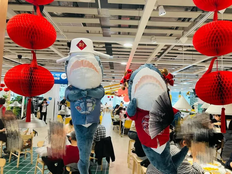 還有人在IKEA看到新婚鯊魚，網友寫道：「看到這對新婚鯊魚我直接在賣場笑出來」。翻攝《路上觀察學院》社團