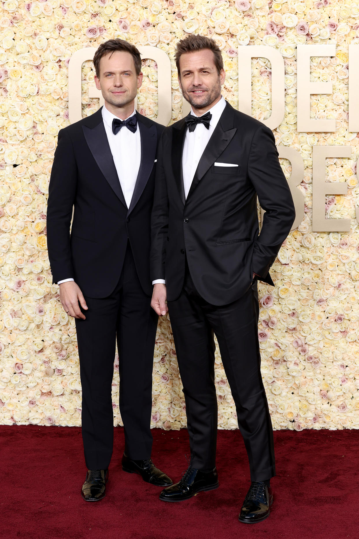 Patrick J. Adams y Gabriel Macht en una mini reunión en los Golden Globe Awards de 2024 en el Beverly Hilton (Monica Schipper/GA/The Hollywood Reporter via Getty Images)
