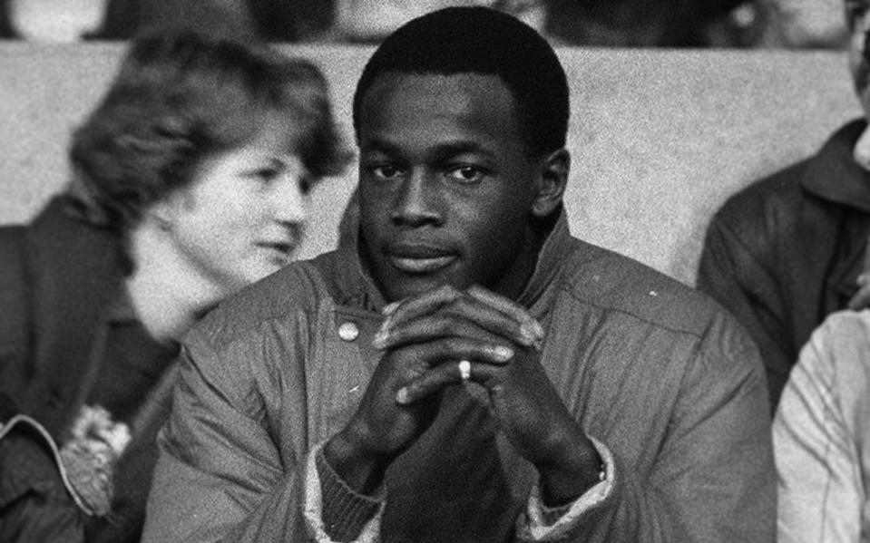 Justin Fashanu war 1990 der erste Fußballer, der sich als schwul outete. Bis heute sind nur wenige Kicker seinem Beispiel gefolgt. (Bild: Broadview Pictures)