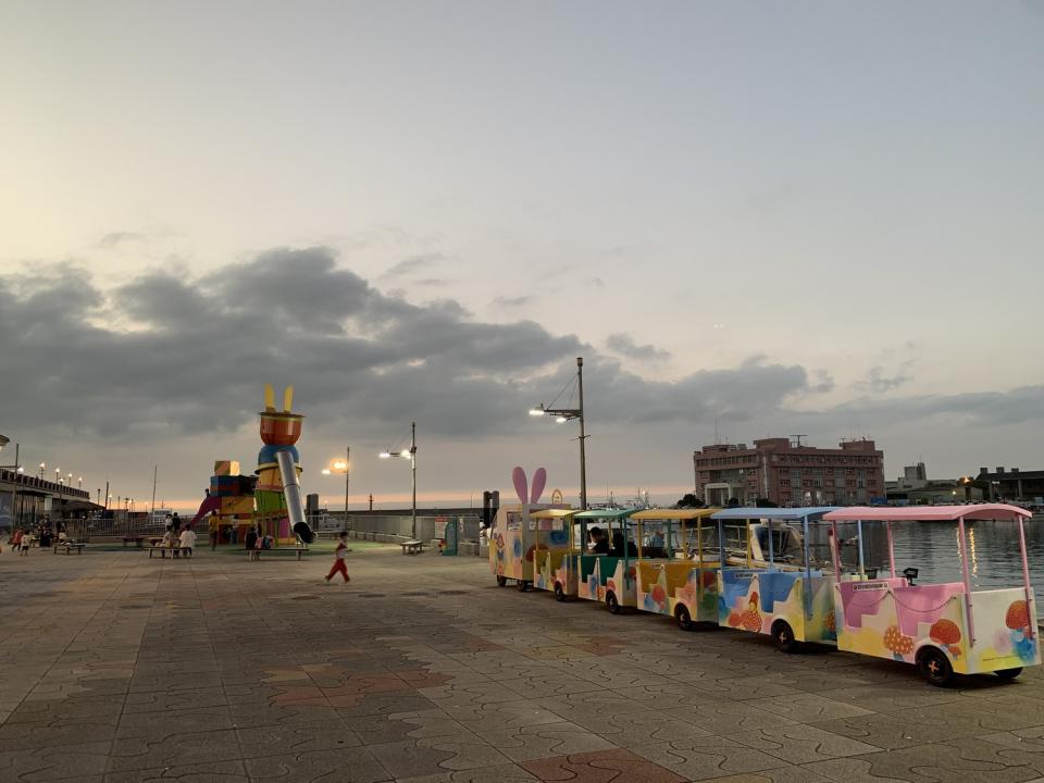 幾米溜溜帽遊樂場及幾米漁人碼頭遊園車。   圖：新北市漁業處提供