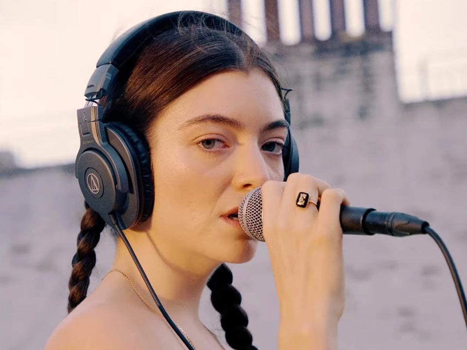 Lorde Solar Power (Summer Storm Version / Rooftop Performance)