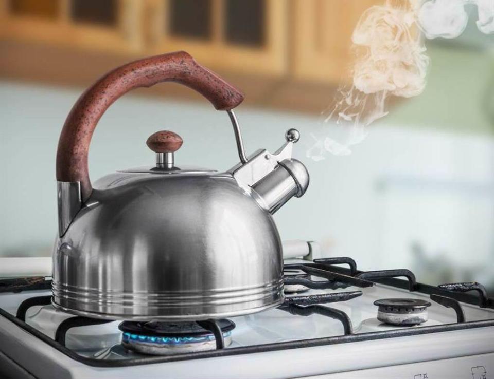譚敦慈表示，若水沒有經過過濾，建議打開抽油煙機後再煮2分鐘，可有效過濾三鹵甲烷、氯等有毒物質。(示意圖/Shutterstock)