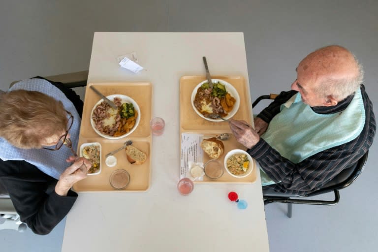 Deux pensionnaires déjeunent, le 23 mars 2022, à l'Ehpad public "Pays Vert" à Mauriac (Cantal), qui a mis en place un dispositif pour scruter ce qui est mangé chaque jour par les résidents et lutter ainsi contre la dénutrition (Thierry ZOCCOLAN)