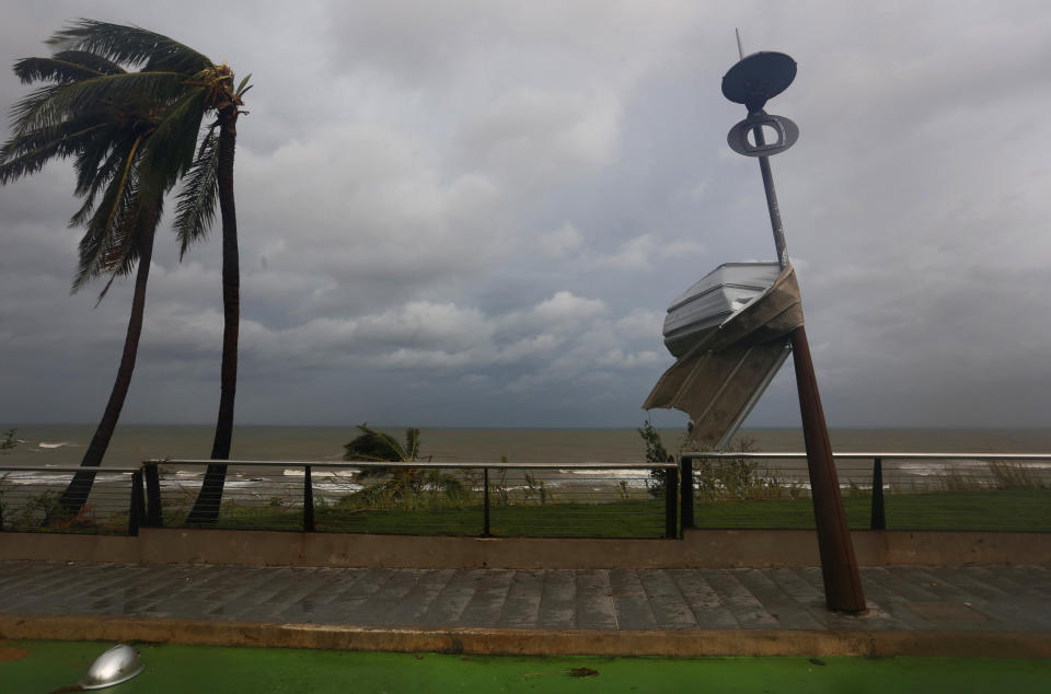 MIA63 – SAN JUAN (PUERTO RICO), 20/09/2017.-Fuertes vientos afectan la isla horas después del paso del huracán María hoy, miércoles 20 de septiembre 2017, en San Juan, Puerto Rico. El huracán María, debilitado a categoría 2, avanza hacia la zona oriental de República Dominicana con vientos máximos de 110 millas por hora (175 km/h), tras haber causado devastación e inundaciones “catastróficas” en Puerto Rico. EFE/Thais Llorca