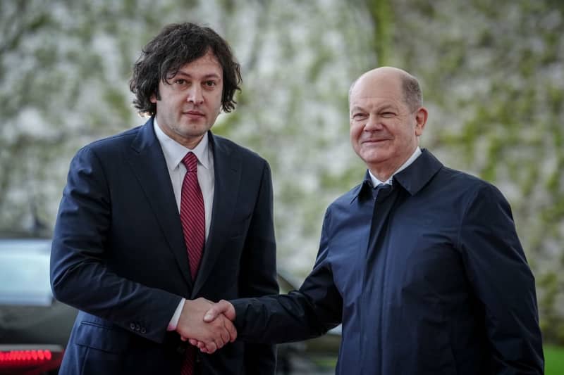 Georgian Prime Minister Irakli Kobakhidze (L) welcomed by German Chancellor Olaf Scholz in front of the Federal Chancellery. Kay Nietfeld/dpa