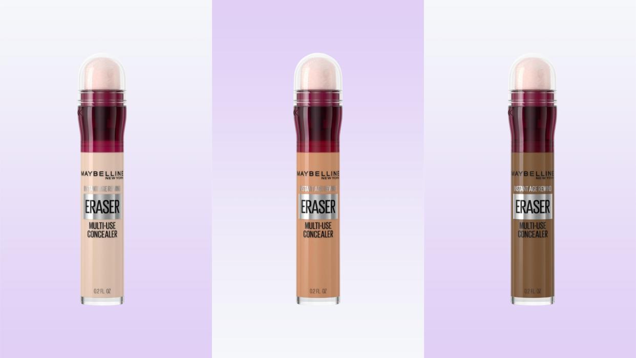 Maybelline age rewind korektor ve třech různých odstínech na fialovém podkladu