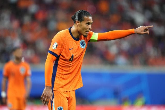 Nederlandse verdediger Virgil van Dijk wijst met zijn vinger tijdens een wedstrijd