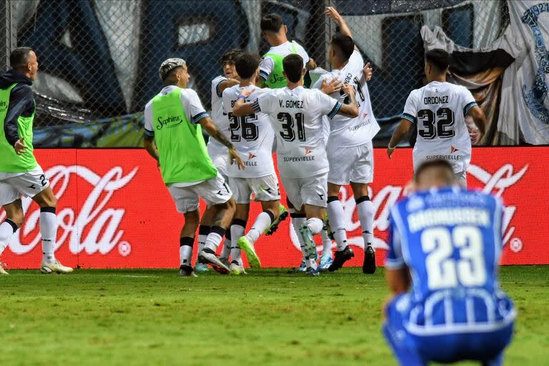 Vélez dio vuelta el partido contra Godoy Cruz en San Luis y se clasificó semifinalista por la Copa de la Liga Profesional.