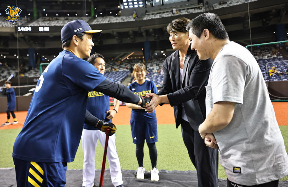 周思齊賽前與糸井嘉男握手致意。(圖/中信兄弟提供)