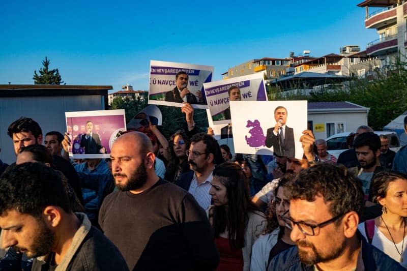 Supporters of the pro-Kurdish Peoples' Equality and Democracy Party (DEM Party) take part in a demonstration after the election authority refused to appoint Abdullah Zeydan, newly elected mayor from the DEM party. Murat Kocabas/SOPA Images via ZUMA Press Wire/dpa