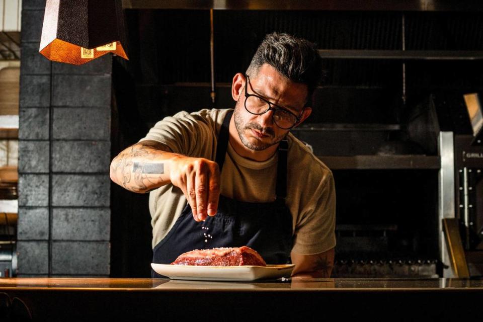 Giorgio Rapicavoli salando un filete en Mayfair Grill, del que se hará cargo el 9 de agosto.