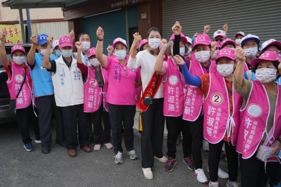 南投縣長候選人許淑華前往國姓鄉進行拜票，車隊掃街，沿途鄉親熱情比2、高喊凍蒜支持。（記者徐義雄攝）