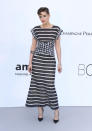 <p>Die Schauspielerin kam in einem knöchellangen Mididress von Chanel mit monochromen Streifen und kontrastierenden Mustern zur Veranstaltung. Zu dem halbtransparenten Strickkleid kombinierte Kristen Stewart einen Diamantenarmreif und High Heels von Christian Louboutin. (Bild: Joel C Ryan/Invision/AP) </p>