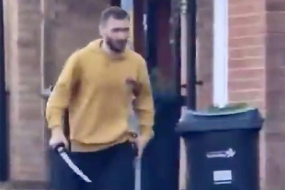 A man was spotted with what witnesses described as a samurai sword (@ell_pht/Twitter)