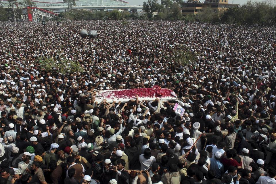 Miles de personas asisten al funeral de Mumtaz Qadri el 1ro de marzo del 2016 en Rawalpindi, Pakistán. Qadri fue condenado y ejecutado por asesinar a un político que había criticado una polémica ley sobre blasfemias y defendido a una mujer cristiana. Tras su muerte, fue considerado un mártir por amplios sectores. (AP Photo/Anjum Naveed, File)