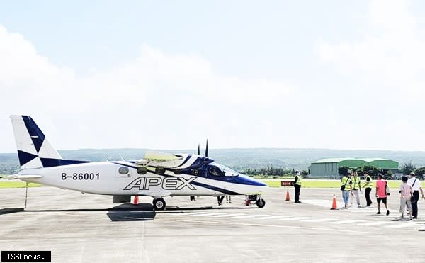 屏東空中遊覽活動啟航，首批遊客搭機準備翱翔國境之南。（記者陳真攝）