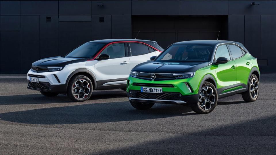 Doppelter Mokka: Opel bringt das völlig neu gestaltete Modell sowohl als Verbrenner wie auch als reines E-Auto (rechts) auf den Markt.