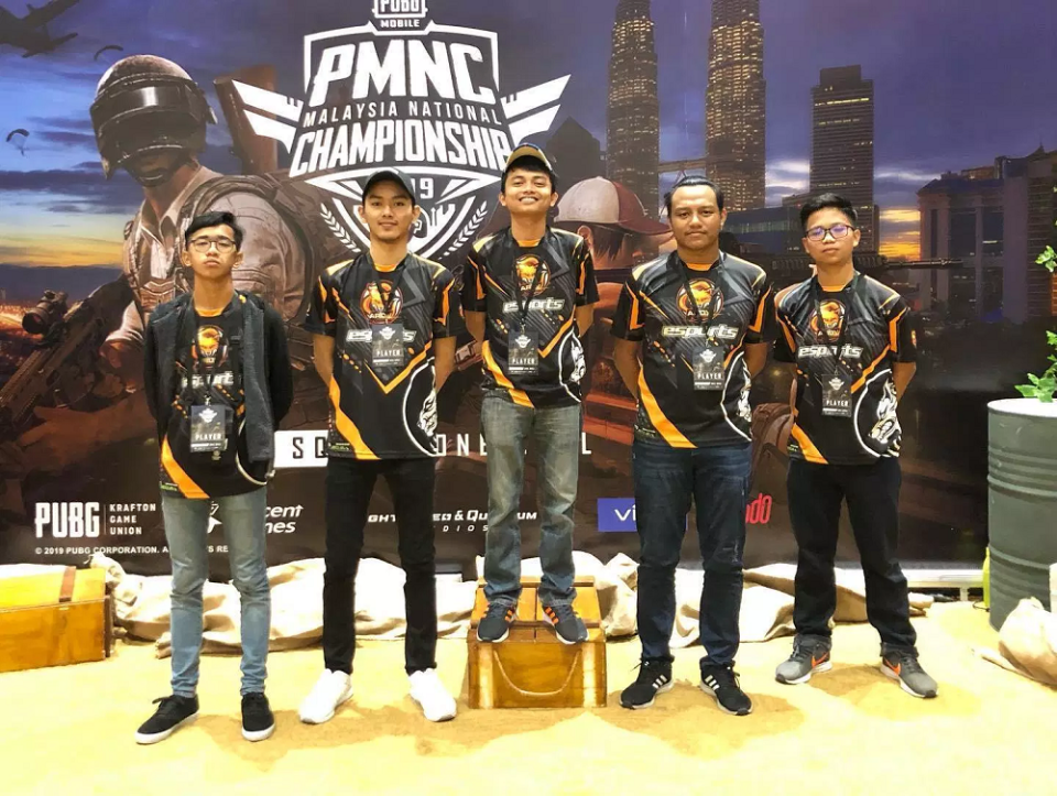 Muhammad Aiman Hafizi Ahmad (second right) has to forgo participating in the PUBG Mobile Club Open (PMCO) 2019 South East Asia league. — Picture via Facebook/ Boyka Gaming