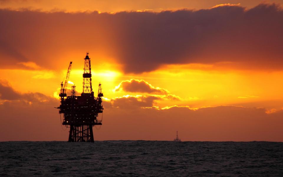 W7W7HJ Sunrise at the Eider platform, 60 miles northeast of Shetland, North Sea, November 2013. All non-editorial uses must be cleared individually. - Nature Picture Library/Alamy Stock Photo