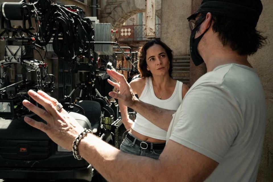 La actriz Alice Braga (centro) le da vida a una talentosa psíquica Diana Cruz en ‘Hypnotic’ una película independiente protagonizada también por Ben Affleck y dirigida por Robert Rodríguez. Ya está en cines.