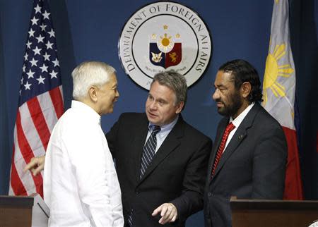 Philippine Foreign Affairs Secretary Albert Del Rosario (L) chats with U.S. Representatives Chris Smith and Al Green (R) after their news conference at the Department of Foreign Affairs headquarters in Pasay city, metro Manila November 25, 2013. REUTERS/Romeo Ranoco