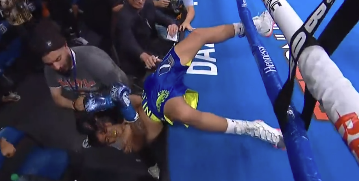 El mexicano Jan Salvatierra recibió en el primer asalto un golpe en su barbilla de su contrincante John Ramírez, que lo noqueó y lo mandó afuera de las cuerdas. (Pantallazo tomado de Twitter de la cuenta @GoldenBoyBoxing)