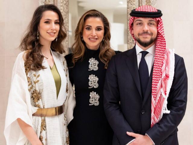 K&#xf6;nigin Rania (Mitte) mit ihrem &#xe4;ltesten Sohn Hussein und dessen k&#xfc;nftiger Ehefrau Rajwa am Tag der Verlobung. Das Paar heiratet am 1. Juni. (Bild: imago/PPE)