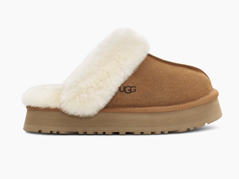 <p><a href="https://go.redirectingat.com?id=74968X1596630&url=https%3A%2F%2Fwww.ugg.com%2Fwomens-slippers%2Fdisquette%2F1122550.html%3Fdwvar_1122550_color%3DCHE%26slotID%3Dl4WkdHlwZahDQVRFR09SWaRkYXRhk6VXb21lbqhGb290d2VhcqhTbGlwcGVyc6hsb2NhdGlvbtkraHR0cHM6Ly93d3cudWdnLmNvbS93b21lbnMtc2xpcHBlcnMvP3N6PTE0NKhyZWZlcnJlcqt3d3cudWdnLmNvbaNsbmelZW5fVVPNWv%252FOAAH9iQAErDE5NDcxNTc5MzMzMB0%253D%252Al7QtMjkzNDg5NzA4OTkxMTM5Njg5Mc4AEQMCqDEwNTIwMTUwAZCRzgGPFMClOTc0MjM%253D%26ranMID%3D43728%26ranEAID%3DTnL5HPStwNw%26ranSiteID%3DTnL5HPStwNw-lKTP8dXdjX.XR15yCDOh5g&sref=https%3A%2F%2Fwww.townandcountrymag.com%2Fleisure%2Fsporting%2Fg29403545%2Fgifts-for-skiers%2F" rel="nofollow noopener" target="_blank" data-ylk="slk:Shop Now;elm:context_link;itc:0;sec:content-canvas" class="link ">Shop Now</a></p><p>Disquette Slipper</p><p>UGG</p><p>$100.00</p>