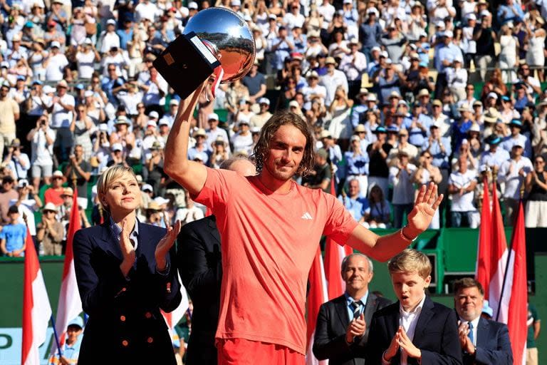 Tsitsipas levantando el trofeo de Montecarlo por tercera vez en su carrera 